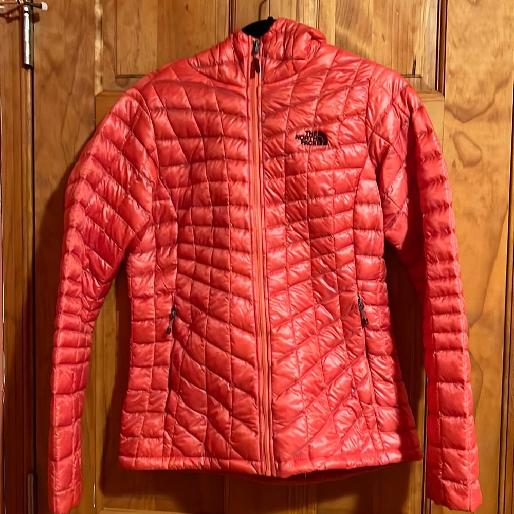 North face theromoball jacket. Beautiful coral color. Women’s size medium.